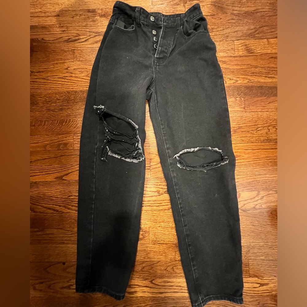 PRETTYLITTLETHING WASHED BLACK KNEE RIP BOYFRIEND JEANS